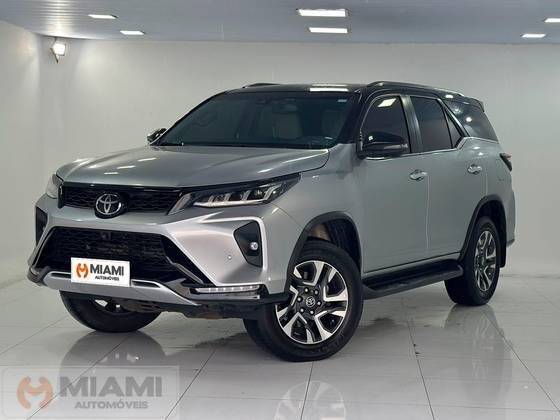 TOYOTA HILUX SW4 2023