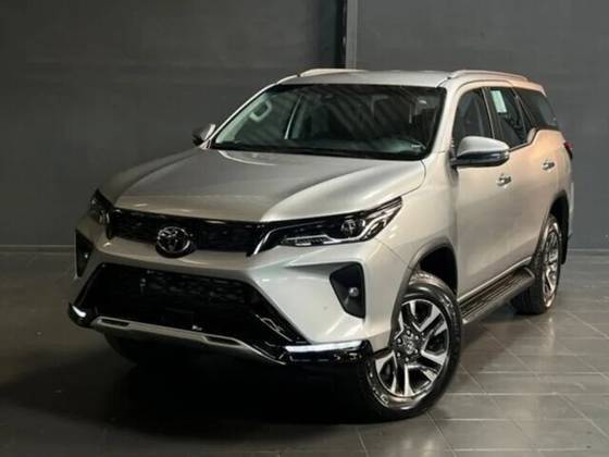 TOYOTA HILUX SW4 2025