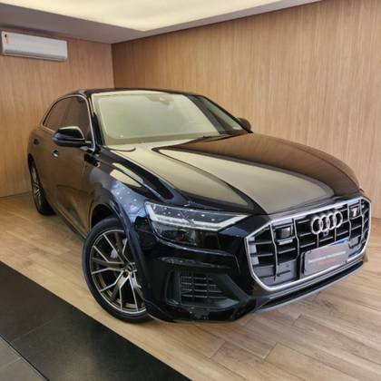 AUDI Q8 2021