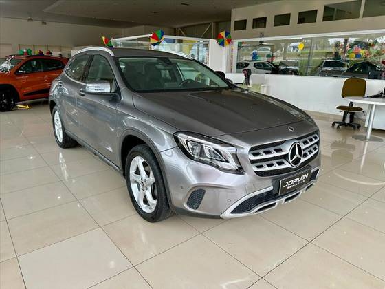 MERCEDES-BENZ GLA 200 2020