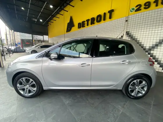 PEUGEOT 208 2015