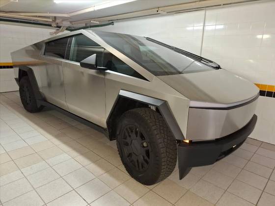 TESLA CYBERTRUCK 2024