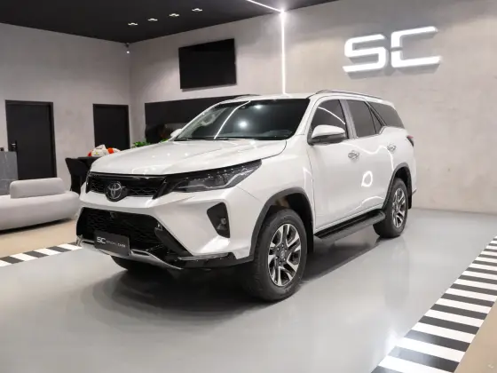 TOYOTA HILUX SW4 2024