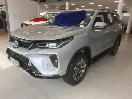 TOYOTA HILUX SW4 2025