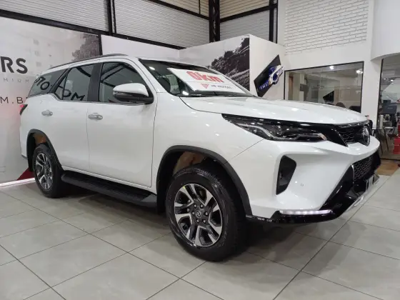 TOYOTA HILUX SW4 2025