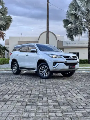 TOYOTA HILUX SW4 2017