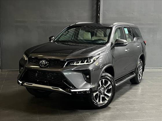 TOYOTA HILUX SW4 2025