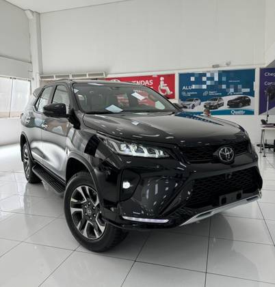 TOYOTA HILUX SW4 2025