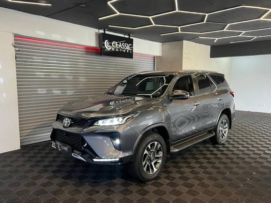 TOYOTA HILUX SW4 2024