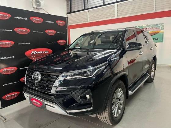 TOYOTA HILUX SW4 2023