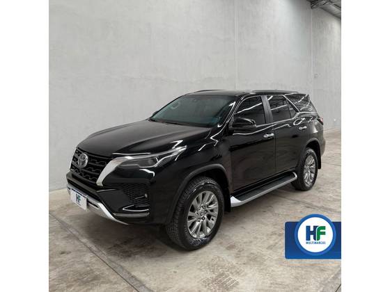 TOYOTA HILUX SW4 2023