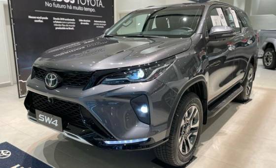 TOYOTA HILUX SW4 2025