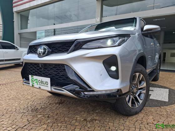 TOYOTA HILUX SW4 2025