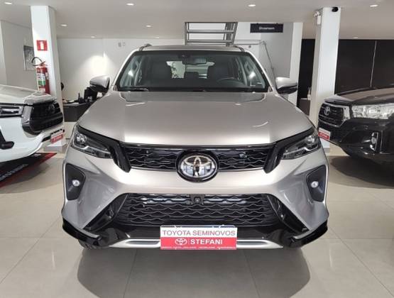 TOYOTA HILUX SW4 2024