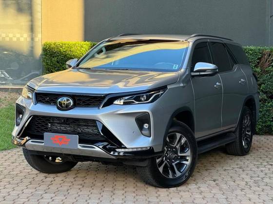 TOYOTA HILUX SW4 2024