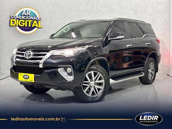 TOYOTA HILUX SW4 2017
