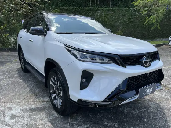 TOYOTA HILUX SW4 2024