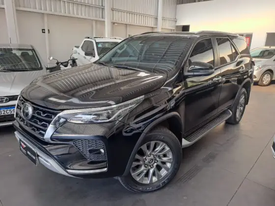 TOYOTA HILUX SW4 2023