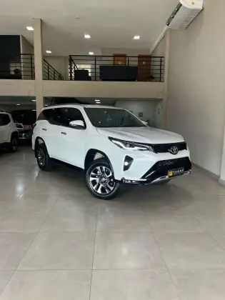 TOYOTA HILUX SW4 2024