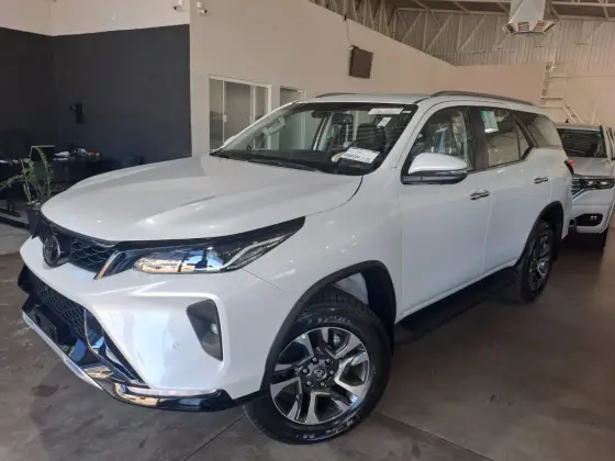 TOYOTA HILUX SW4 2025