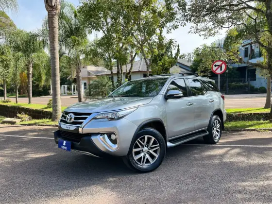 TOYOTA HILUX SW4 2017