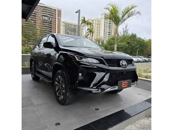 TOYOTA HILUX SW4 2025