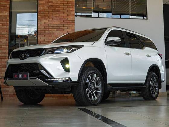 TOYOTA HILUX SW4 2024