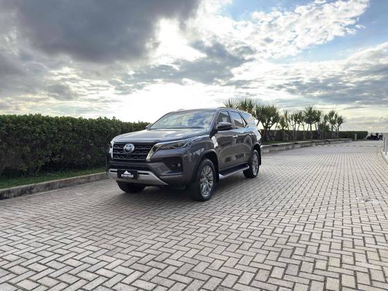 TOYOTA HILUX SW4 2023