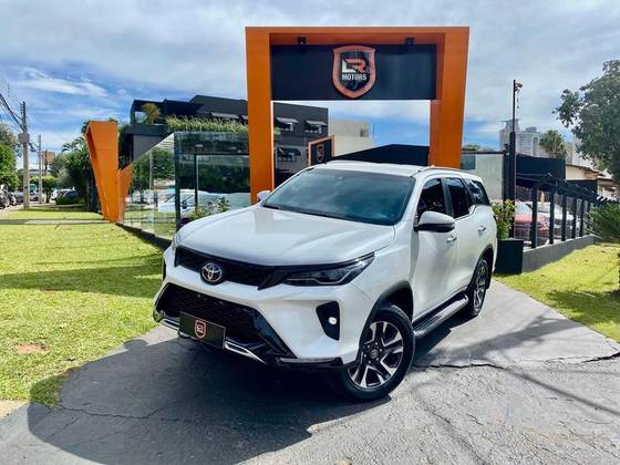 TOYOTA HILUX SW4 2024