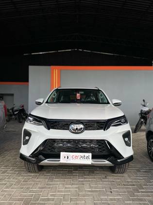 TOYOTA HILUX SW4 2025