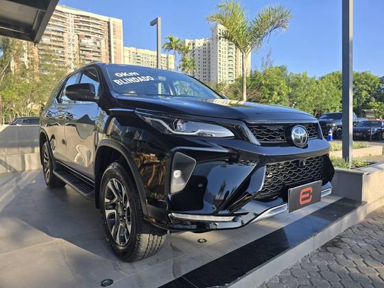 TOYOTA HILUX SW4 2025