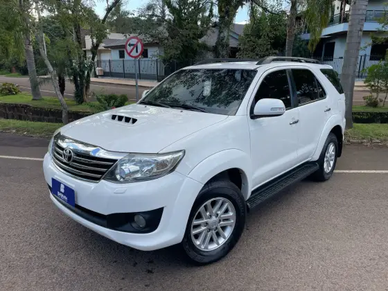 TOYOTA HILUX SW4 2015