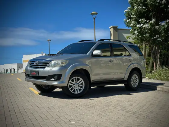 TOYOTA HILUX SW4 2015