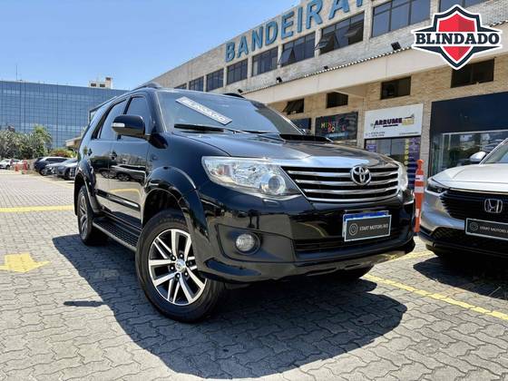 TOYOTA HILUX SW4 2015