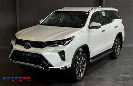 TOYOTA HILUX SW4 2025