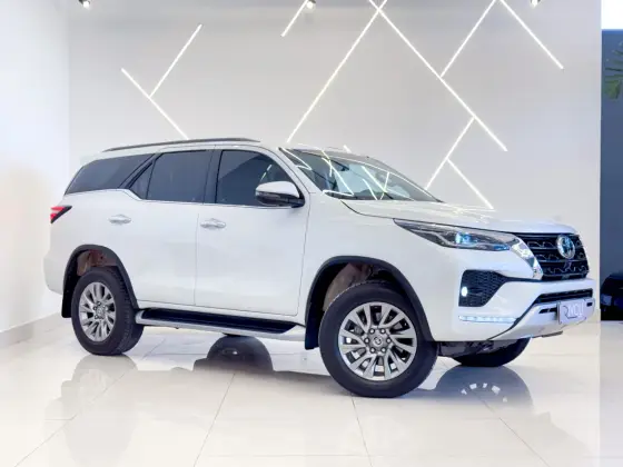 TOYOTA HILUX SW4 2023