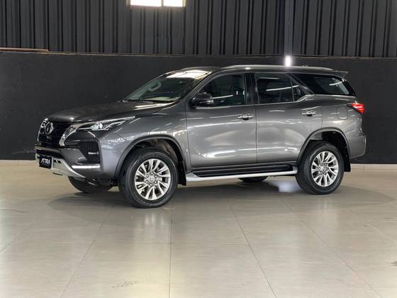 TOYOTA HILUX SW4 2024