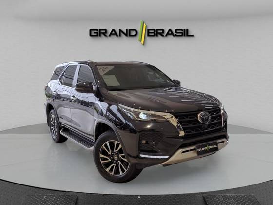 TOYOTA HILUX SW4 2024