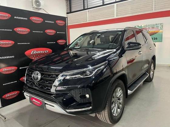 TOYOTA HILUX SW4 2023