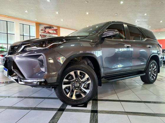 TOYOTA HILUX SW4 2024