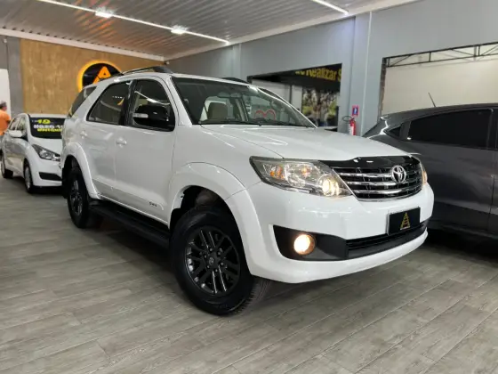 TOYOTA HILUX SW4 2015