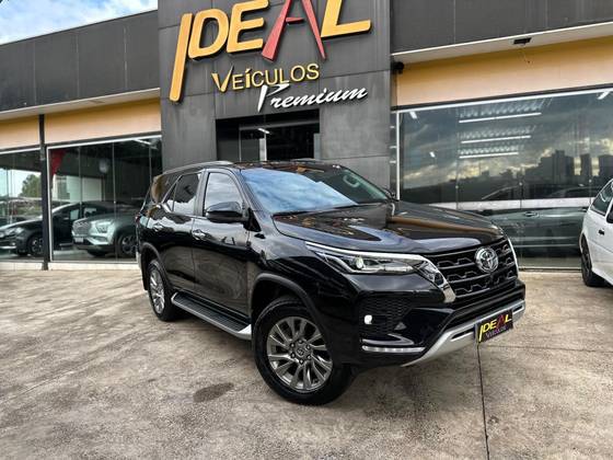 TOYOTA HILUX SW4 2024