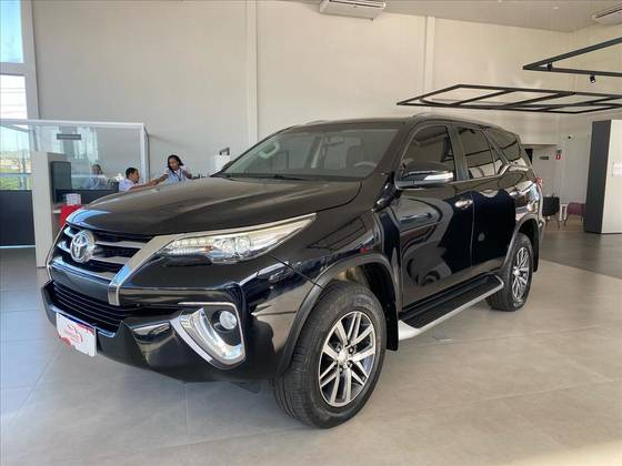 TOYOTA HILUX SW4 2017