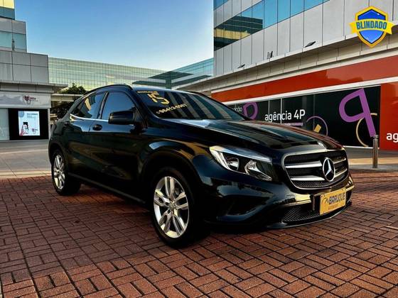 MERCEDES-BENZ GLA 200 2015