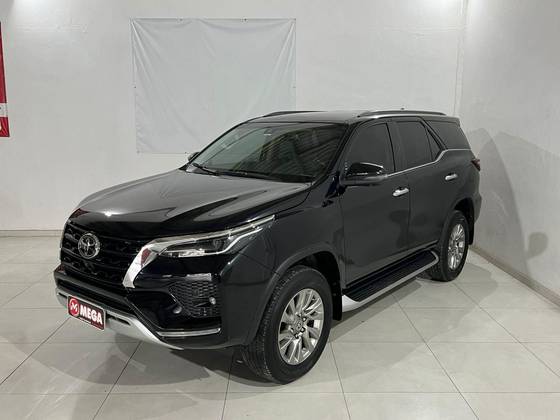 TOYOTA HILUX SW4 2023