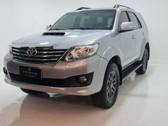 TOYOTA HILUX SW4 2015