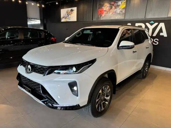 TOYOTA HILUX SW4 2025