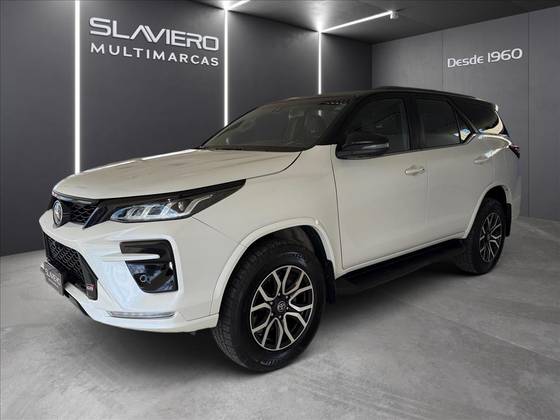 TOYOTA HILUX SW4 2024