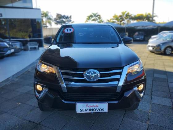 TOYOTA HILUX SW4 2019