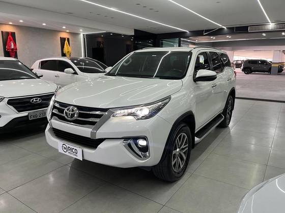 TOYOTA HILUX SW4 2019